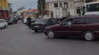 Binəqədidə pik vaxtlarda yolu tənzimləyən kimdir?  - VİDEO