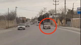 Maşını yolun ortasında saxlayan sürücü görün nə etdi - VİDEO