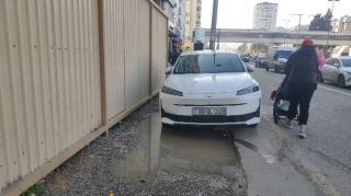 Səkidə maşın saxlayan sürücüyə görə qadın uşaq arabası ilə avtobus zolağına çıxır - FOTO 