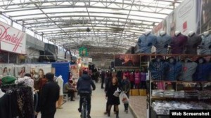 Ticarət mərkəzində qadın özünü bıçaqlayıb - Bakıda