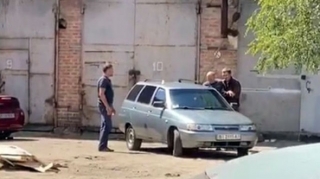 Avtomobil oğrusu əl qumbarası ilə polis məmurunu girov götürdü - FOTO 