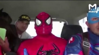 “Marvel” personajları kimi geyinən polislər “bariqanın”  evini basdı  - VİDEO