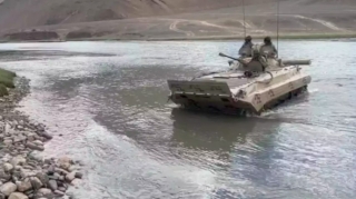 В Индии пятеро военнослужащих погибли в танке при переправе через реку 