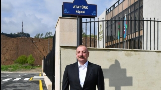 Prezident Şuşada Atatürk küçəsinin lövhəsinin açılışını edib   - FOTO