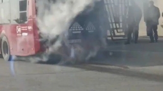 163 nömrəli avtobus TÜSTÜLƏDİ  - Sərnişinlər üçün ehtiyat avtobus göndərildi - VİDEO