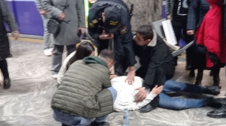 Bakı metrosunda sərnişinin halı pisləşib 