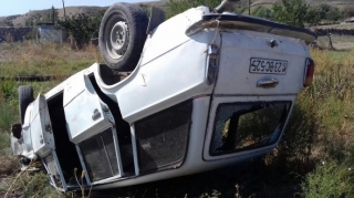 Beyləqanda avtomobil aşıb, ölən var