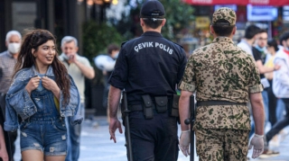 Havalar isindikcə açıq havada maska dözülməz olur...