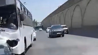 Babək prospektində avtobusla yük maşını toqquşdu - VİDEO 
