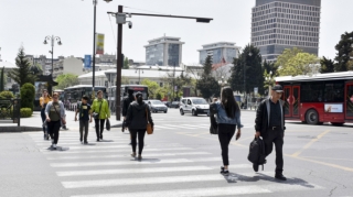 Bakının bu ərazisində piyadaların xaotik hərəkəti nəqliyyatı iflic edir - AÇIQLAMA 