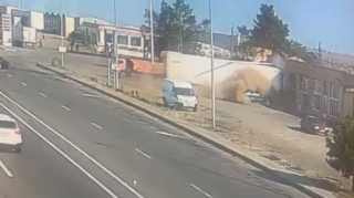 Кадры за секунду до серьезного ДТП с грузовиком в Гёранбойском районе - ВИДЕО