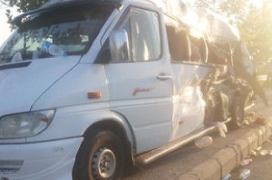 Yevlaxda yük maşını mikroavtobusla toqquşub, 3 ölü, 9 yaralı - FOTO - SİYAHI