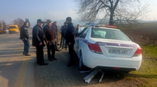 Dövlət qurumunun avtomobili traktorla toqquşdu - Xəsarət alan var   - FOTO