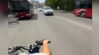 Motosikleti “protiv” sürüb yolda hamıya təhlükə yaratdı - VİDEO 