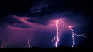 Qubada 3 yaşayış evini ildırım vurub