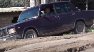 10 min nəfər sakinin yaşadığı ərazidə yollar bərbad vəziyyətdədir - VİDEO 