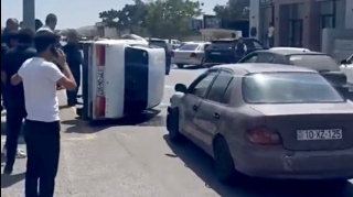 Mərdəkanda “Hyundai” “VAZ”ı vurub aşırdı   - VİDEO