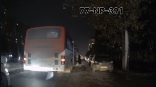 В Хырдалане водитель автобуса остановился во втором ряду, чтоб забрать пассажира - ВИДЕО 