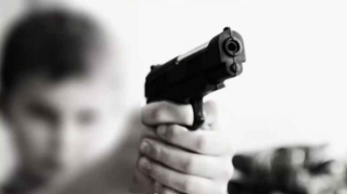 Silahla oynayan 9 yaşlı uşaq  əmisini vurdu