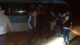 Xızıda sərnişin dolu avtobus selin yuduğu yolda qalıb  - VİDEO