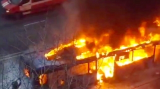 Hərəkətdə olan avtobus qəfil alovlara büründü   - VİDEO