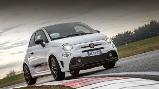 Семейство Abarth 595 получило ряд обновок на этот год