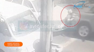 Bakıda dəhşətli piyadavurma: iki maşının arasında qaldı - ŞOK VİDEO - 16+  