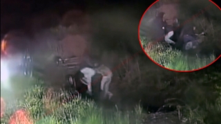 Qəza zamanı yaralananlara kömək edən həkimi döyüb başına tapança dirədilər - VİDEO 