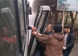 Bakıda sərnişinlə dolu avtobusun qapısı yola düşdü - FOTO