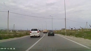 Balaxanı yolunda "məşqə gecikib" təhlükəli ötmə edən sürücü - 90-TO-790 - VİDEO 