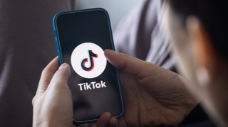 “TikTok”da sevgilisi ilə açıq-saçıq görüntülərini paylaşdı - Cəzalandırıldı 