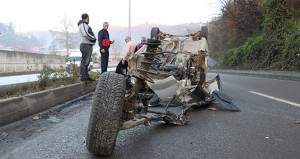 Sürücü parça-parça olan avtomobildən sağ-salamat xilas oldu - FOTO