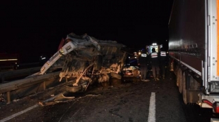 Türkiyədə yük avtomobilləri toqquşub, 2 nəfər ölüb, 5-i yaralanıb 