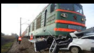 Avtomobil dəmiryol keçidində qatara çırpılıb, xəsarət alanlar var 