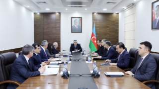 Mantiyasını avtomobilin üzərinə sərən hakimin səlahiyyətlərinə xitam verildi 