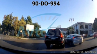 Qanunla "zarafat edən" sürücü "Prius"la toqquşdu  - VİDEO