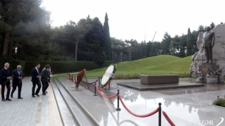 Zəfər Tibb Simpoziumunun iştirakçıları Fəxri xiyaban və Şəhidlər xiyabanını ziyarət ediblər  - FOTO