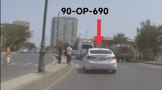 Xırdalanda piyadaları saymayan sürücü onlara yol vermədi: Təhlükəli anlar - VİDEO