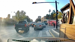 Binəqədidə vaxtından əvvəl yolayrıcına girən sürücülər hərəkəti əngəllədi   - VİDEO