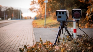 Sürət həddini aşan qadın sürücünü polislər müşaiyət etdi: "Doğuşa tələsirəm" 