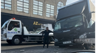 Bakıda yük maşını idarəetməni itirdi, elektrik dirəyinə çırpıldı   - FOTO
