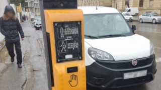 В Баку сломали кнопку на светофоре для пешеходов - Фото 