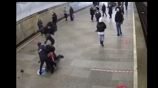 Metroda miqrantlar 2 polisi döydü: 5 ilə qədər həbs...    - FOTO 
