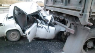 Göygöldə "KamAZ"la "VAZ" toqquşdu, ölən və xəsarət alanlar var 