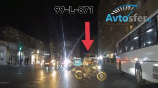 Özünü hamıdan ağıllı hesab edən moto kuryer qırmızıda keçdi - VİDEO