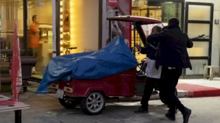 Küçədə hamıya yaxınlaşıb öpməyə çalışdı – VİDEO 