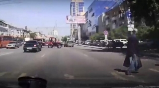 Traktorla qəza şəraiti yaratdı; Nəticədə...  - VİDEO