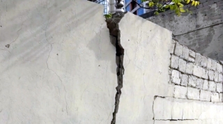 В Баку каменная стена грозит обрушением - ФОТО