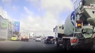 Betonqarışdıran maşınla avtoxuliqanlıq edən sürücü qəzaya düşüb yaralandı - VİDEO 