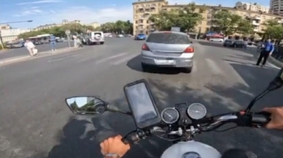 Svetofora baxmayıb qırmızıda keçən sürücülər qəzaya düşdü - VİDEO